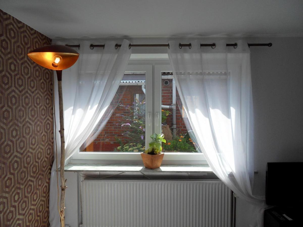 Privartzimmer 'Ausfahrt Freihalten' Husum  Kültér fotó