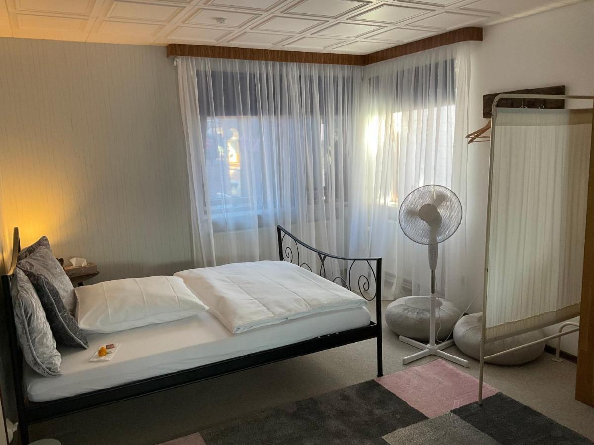 Privartzimmer 'Ausfahrt Freihalten' Husum  Kültér fotó