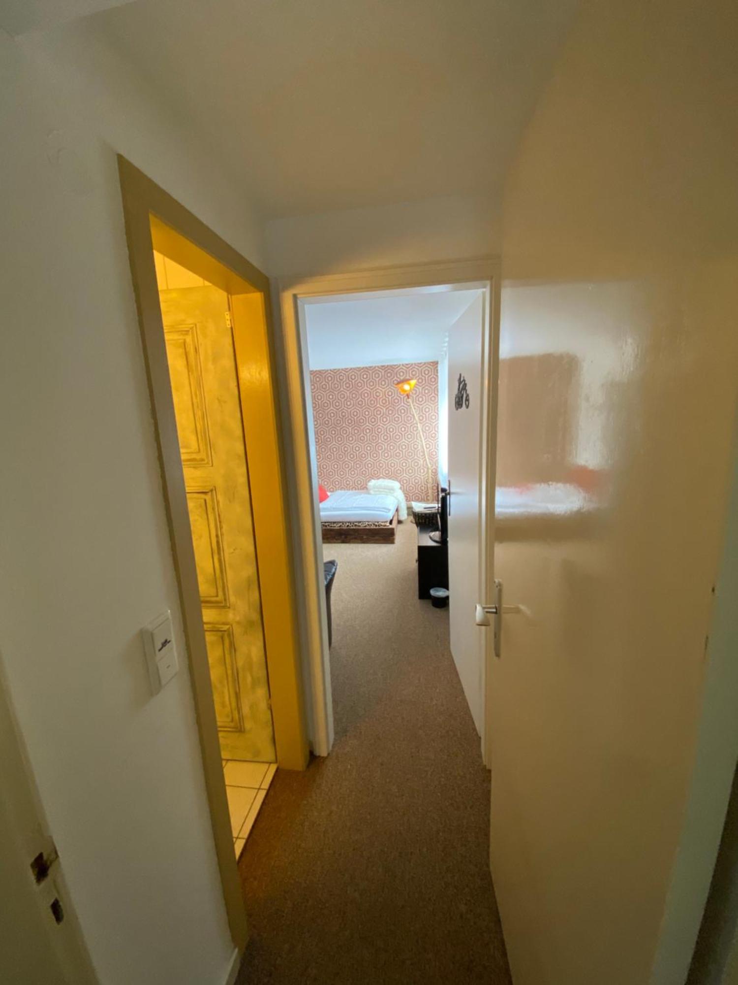 Privartzimmer 'Ausfahrt Freihalten' Husum  Kültér fotó