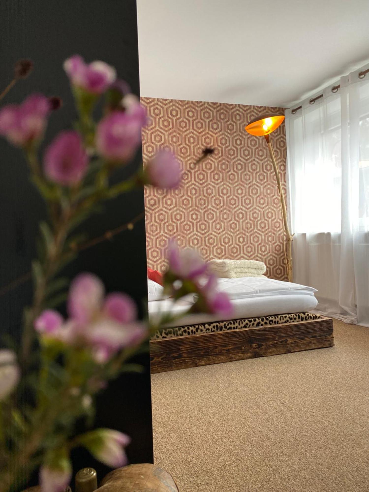 Privartzimmer 'Ausfahrt Freihalten' Husum  Kültér fotó