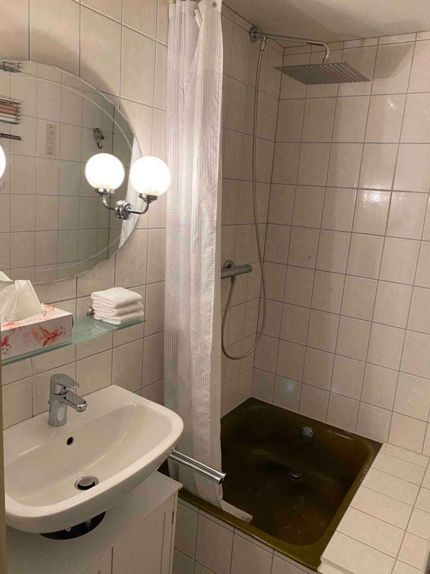 Privartzimmer 'Ausfahrt Freihalten' Husum  Kültér fotó